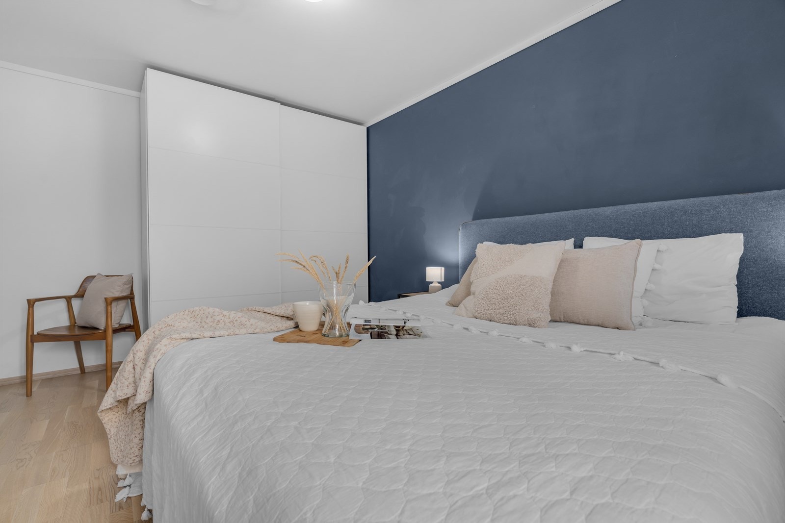 Hovedsoverommet er lyst og romslig med god plass til en stor seng, garderobeskap og øvrig møblering. Galleribilde