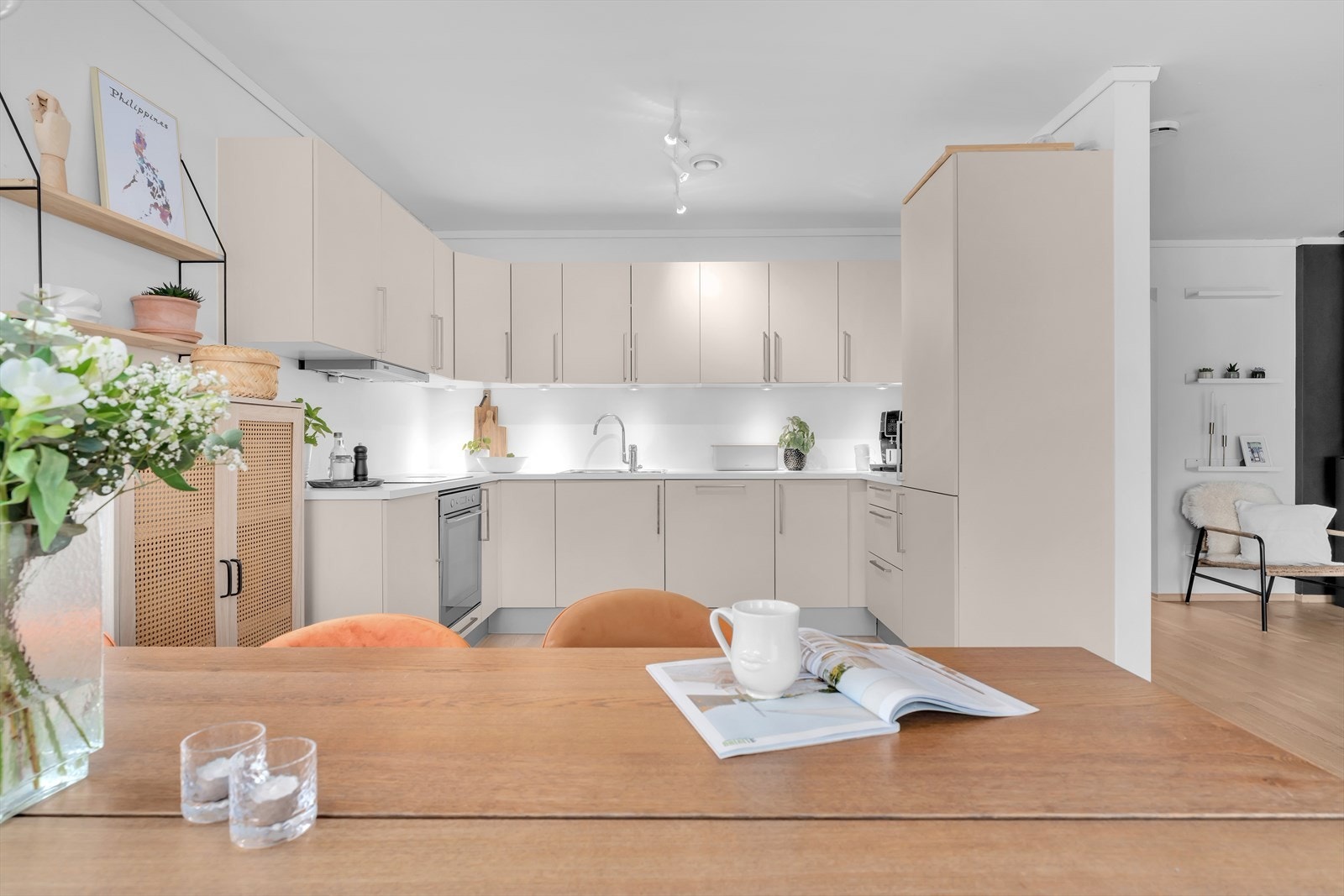 Benkeplaten er laget av slitesterk laminat, som er både robust og lett å rengjøre, noe som gjør den praktisk i daglig bruk. Galleribilde