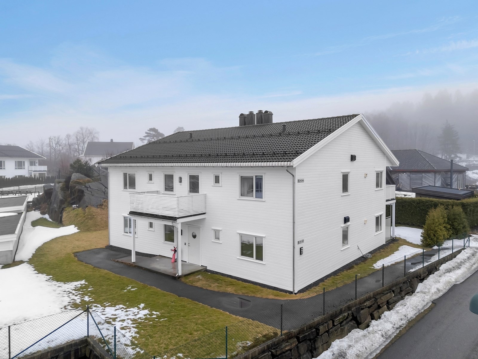 Dette er leiligheten for deg som setter pris på et familievennlig nabolag, med kort vei til flotte tur- og badeområder, samtidig som du har enkel tilgang til Kristiansand sentrum, Sørlandssenteret og alt du måtte trenge i hverdagen. Galleribilde