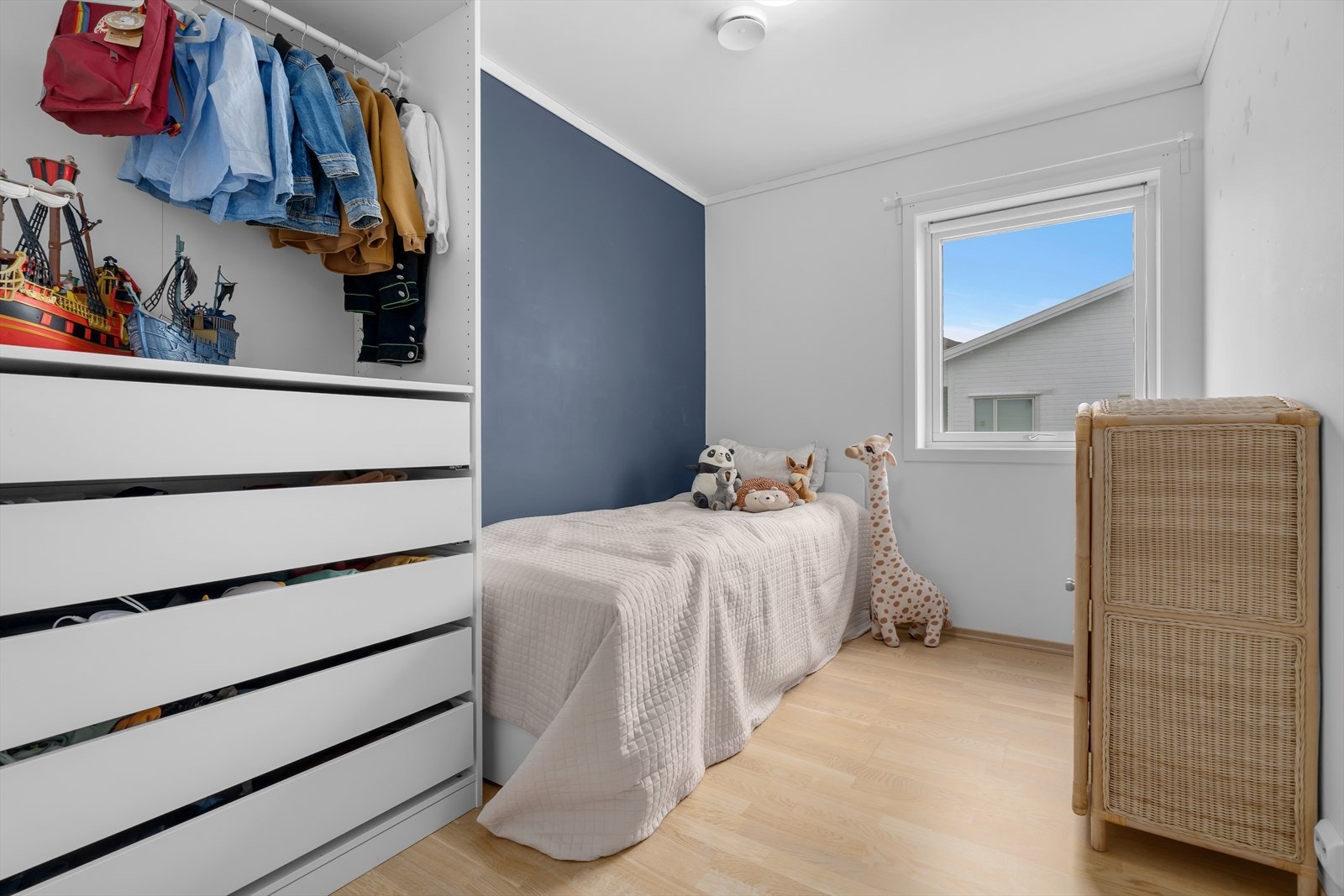 Det andre soverommet har også gode møbleringsmuligheter og egner seg godt som enten barnerom, gjesterom eller kontor. Begge rommene har parkett på gulvet og malte vegger. Galleribilde