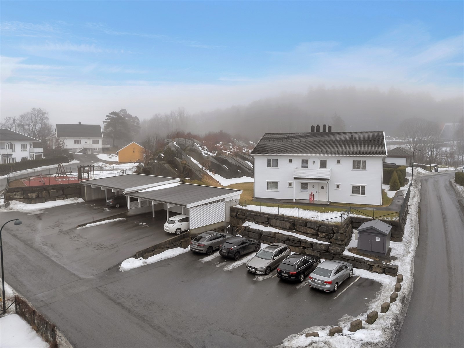 Egen parkeringsplass i carport med elbillader, samt tilgang til gjesteparkering for besøkende. Galleribilde