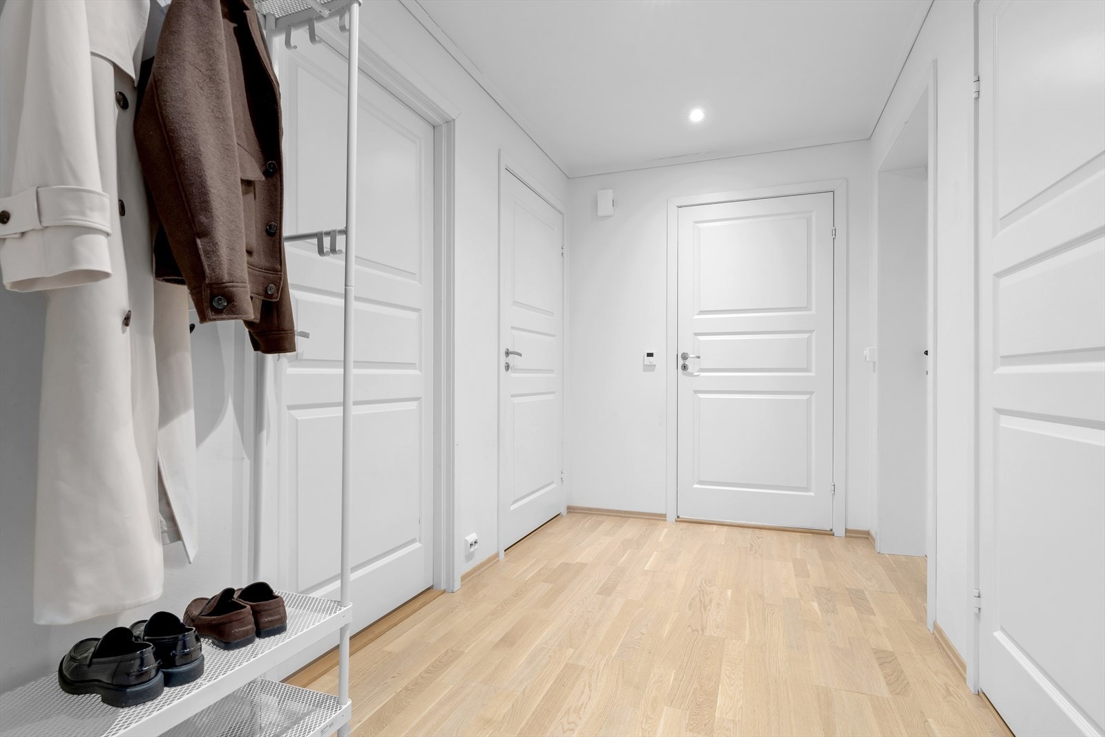 Fra gangen er det enkel tilgang til alle leilighetens øvrige rom og har gulv av parkett. Galleribilde