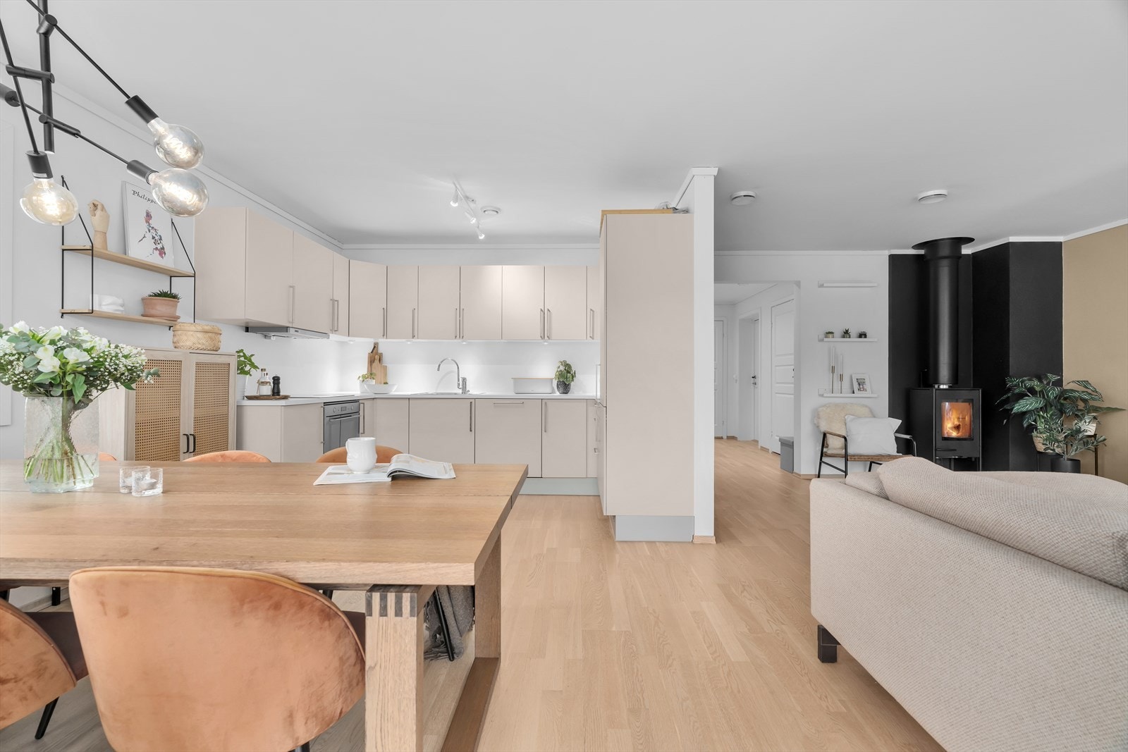 HTH-kjøkken fra 2015 med glatte fronter som forener praktiske løsninger med et tidløst og enkelt design. Galleribilde