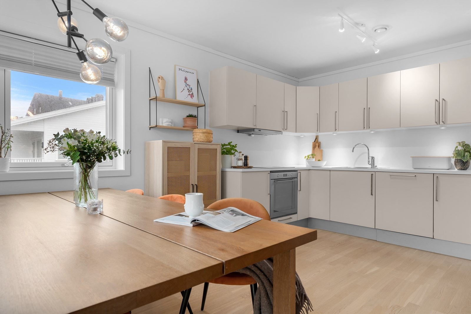 Kjøkkenet er designet for å være både funksjonelt og brukervennlig, perfekt for å møte behovene i en travel hverdag. Galleribilde