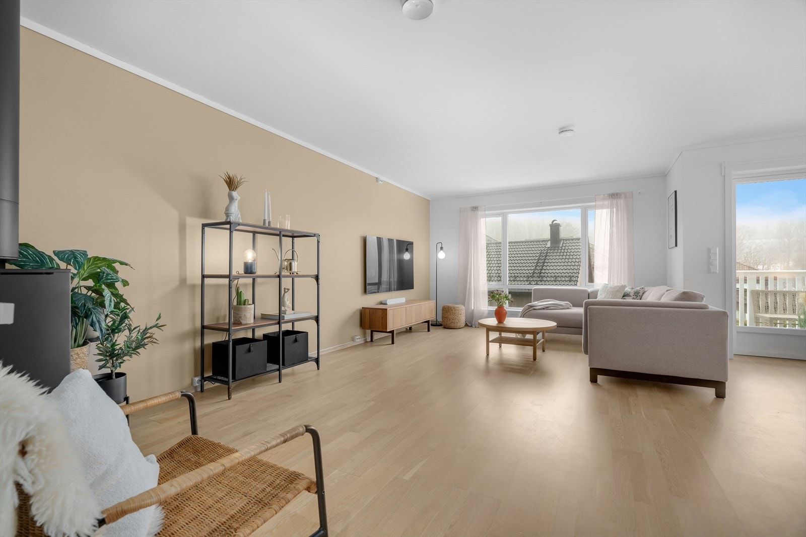 Stuen er malt i lyse og delikate farger som gir rommet et moderne og innbydende preg. Gulvet er belagt med parkett. Galleribilde