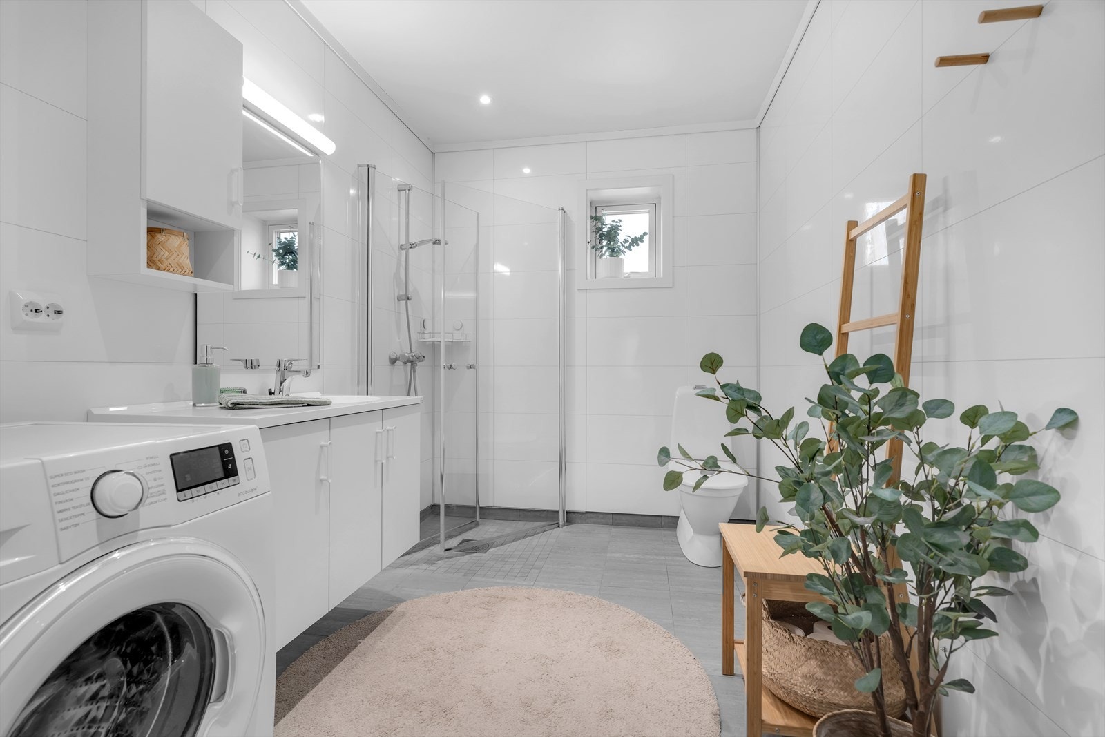 Badet har vegger med overflater av baderomsplater og et tak kledd med malte plater. Gulvet er flislagt og utstyrt med elektriske varmekabler som gir en behagelig varme. Galleribilde