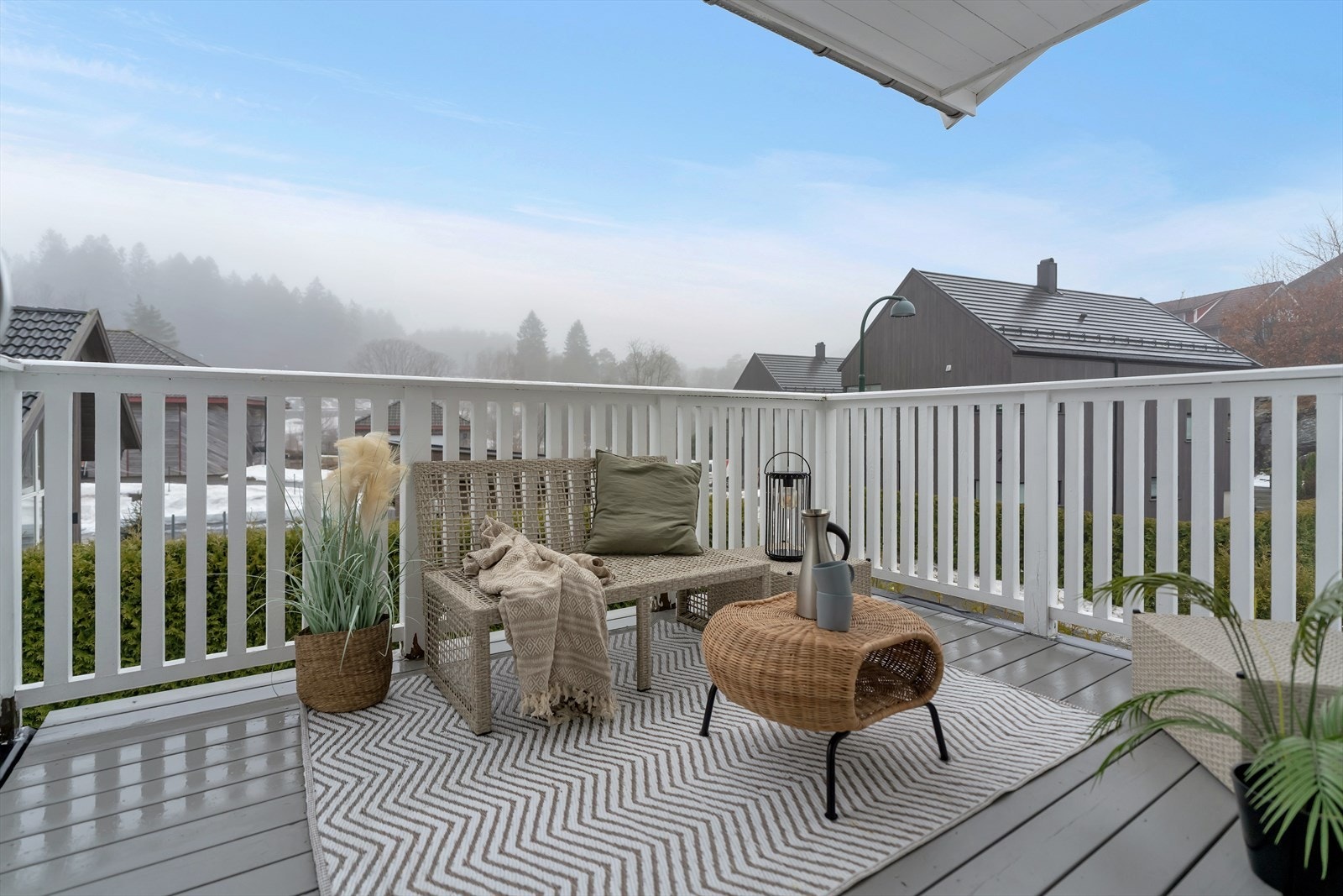 Balkongen har plass til en god sittegruppe - det perfekte stedet for å nyte lange, stemningsfulle sommerkvelder eller lade opp i solen på varme, deilige dager. Galleribilde