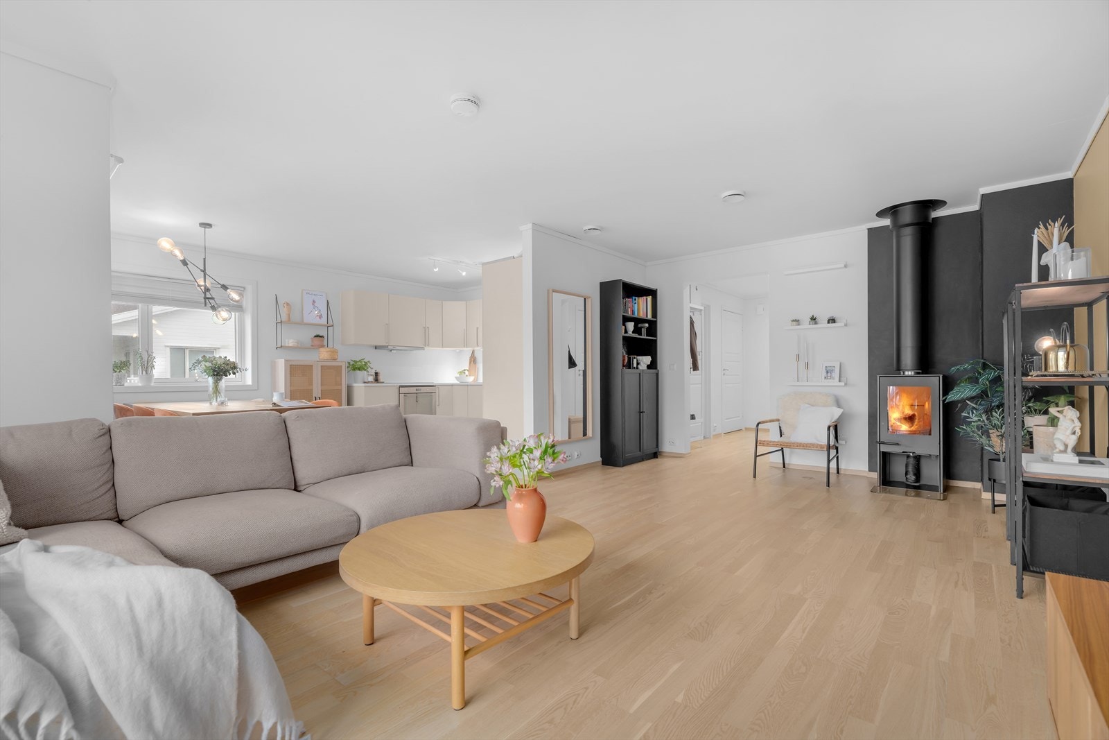 Leiligheten har en gjennomført og tiltalende stil med tidsriktige fargevalg, og byr på en praktisk planløsning. Galleribilde