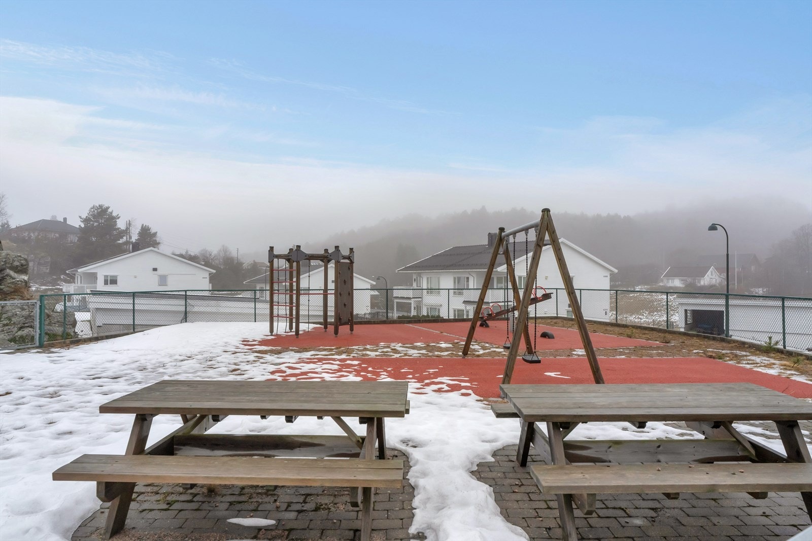 Lekeplass like utenfor døren. Galleribilde