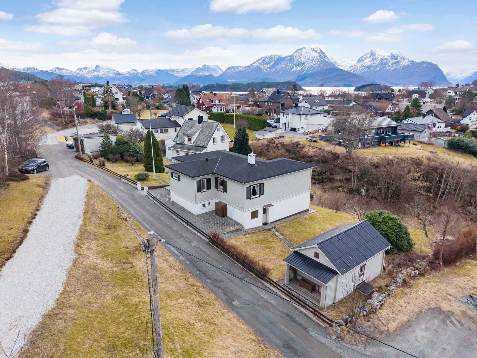 Eiendommen selges med 2 gnr/bnr, både parsellen som boligen og uthuset står på, og parsellen der garasjen står på. Galleribilde