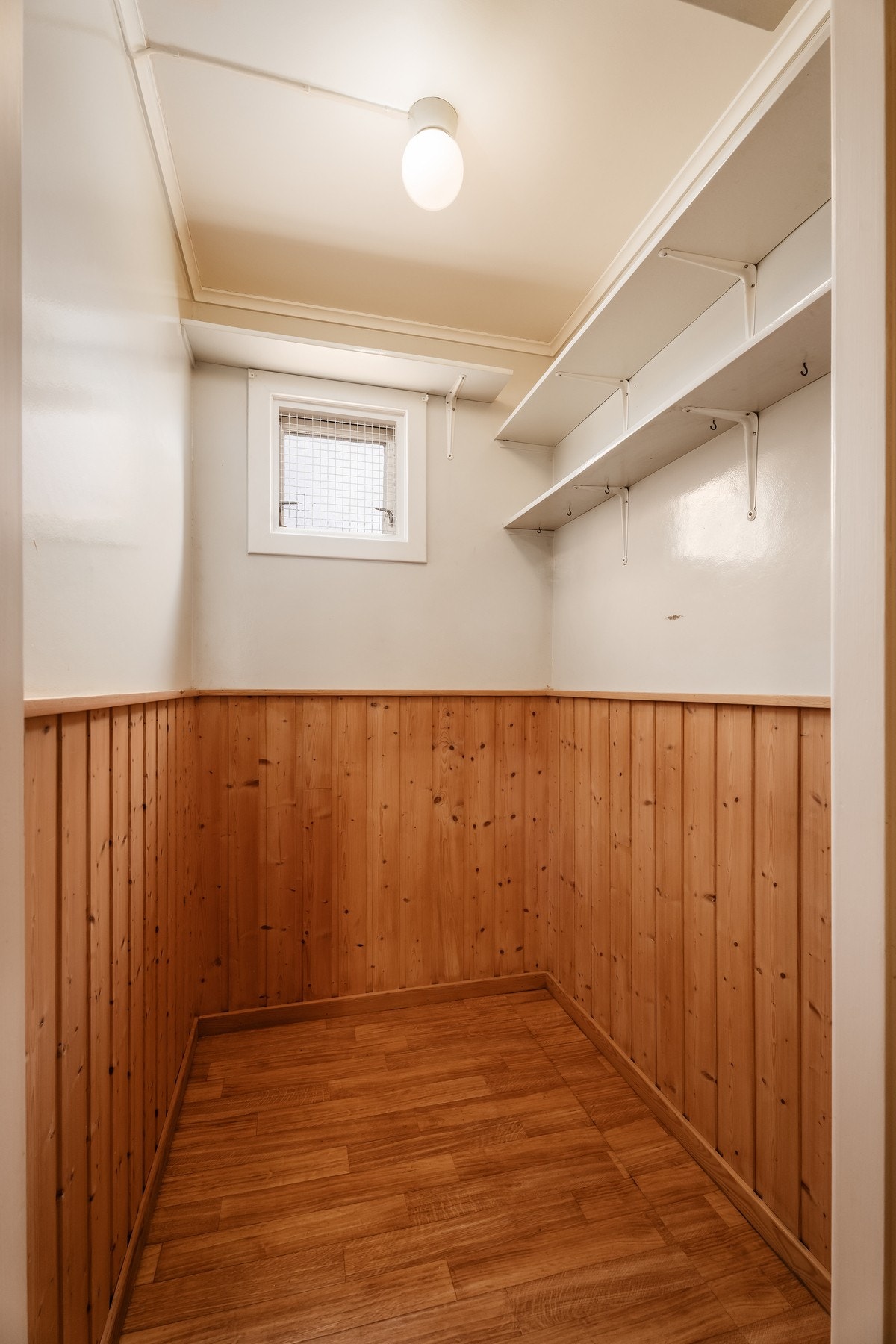 Boligen byr på rikelig lagringsplass i bod, kjeller og på loft. Galleribilde