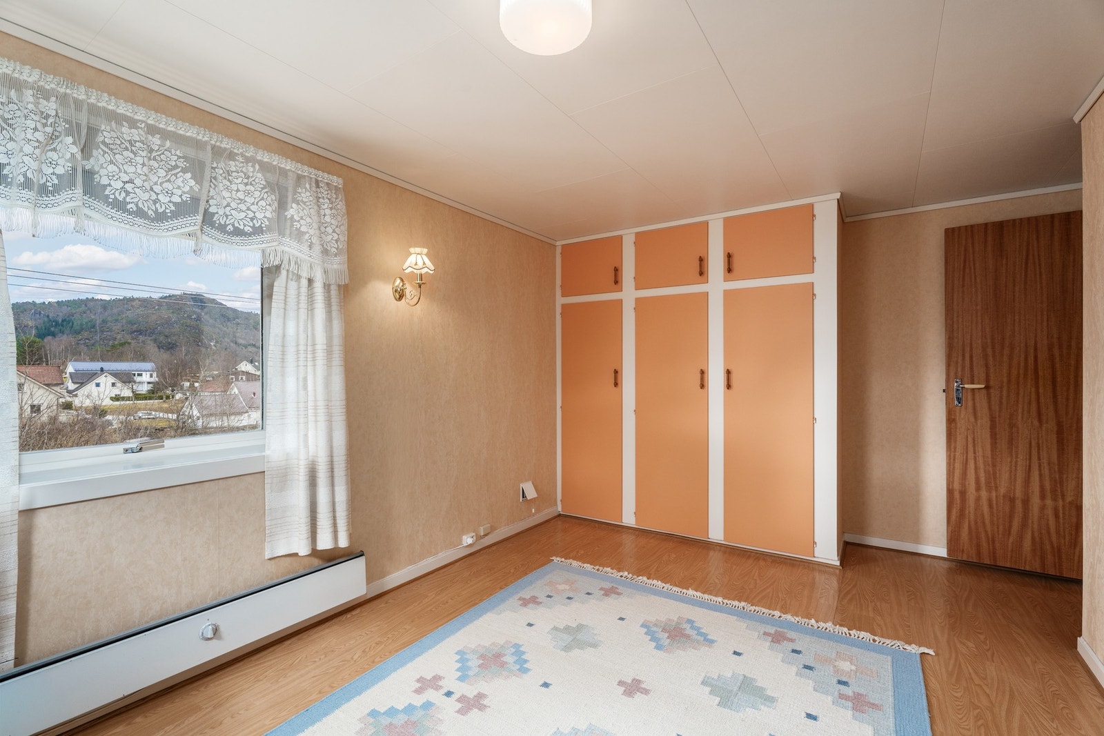 Her får god plass til både dobbeltseng og til ekstra skap eller kommoder. Galleribilde