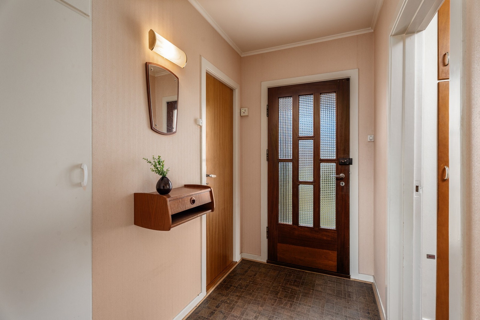 Velkommen inn. Boligen er fra 1952 og er godt ivaretatt. Galleribilde