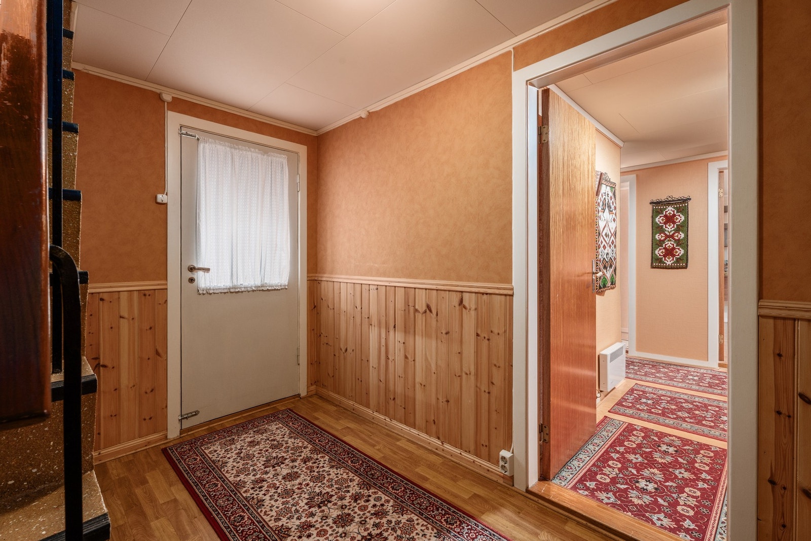 I underetasjen er det praktisk med egen utgang ut. Galleribilde