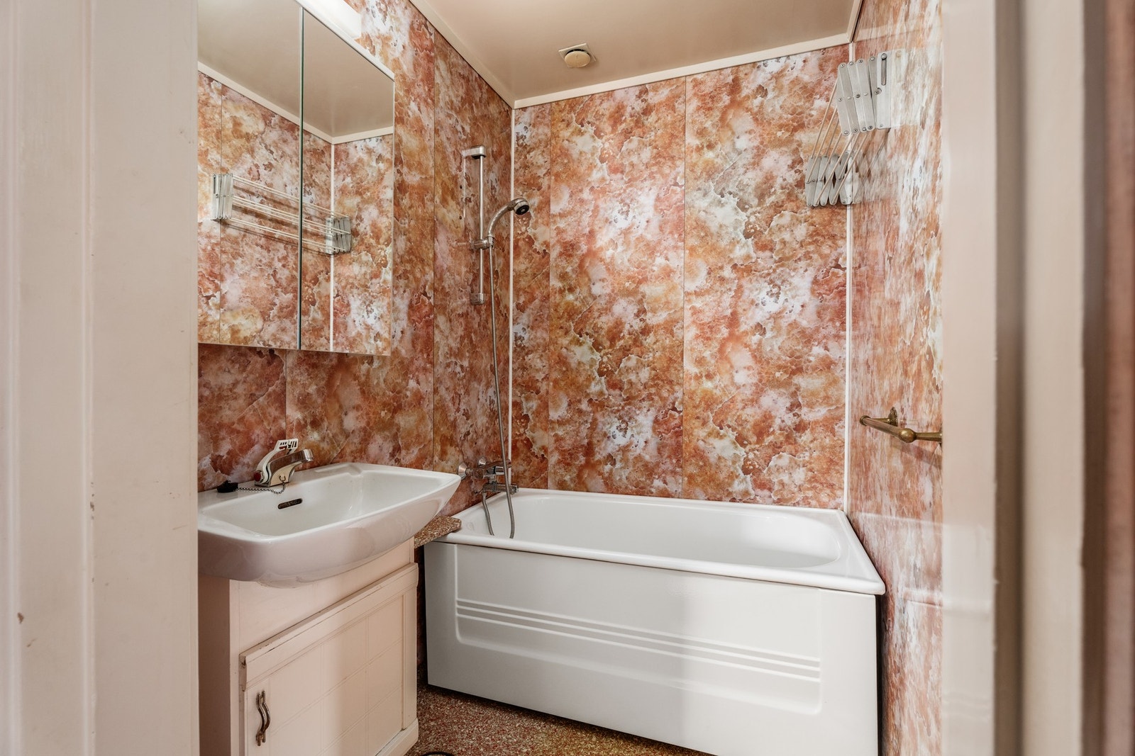 Det andre badet har både badekar og dusjarmatur på vegg. Galleribilde