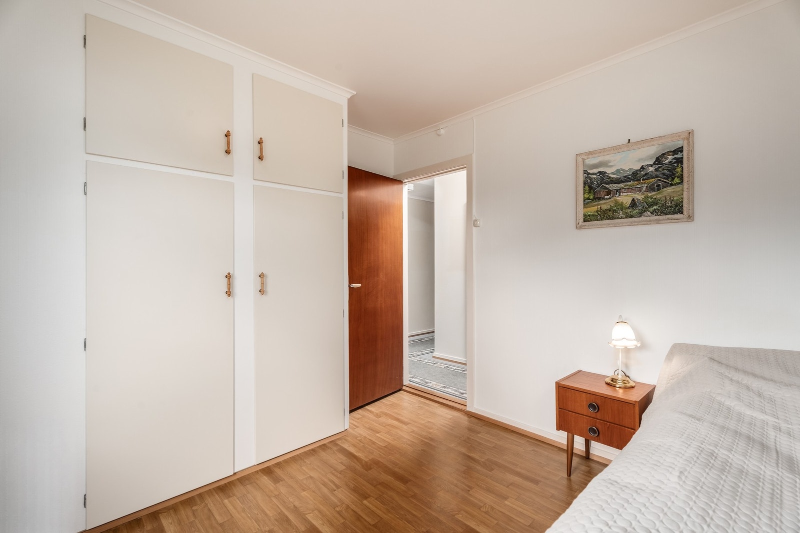 Plassbygde skap med plass til din garderobe. Galleribilde