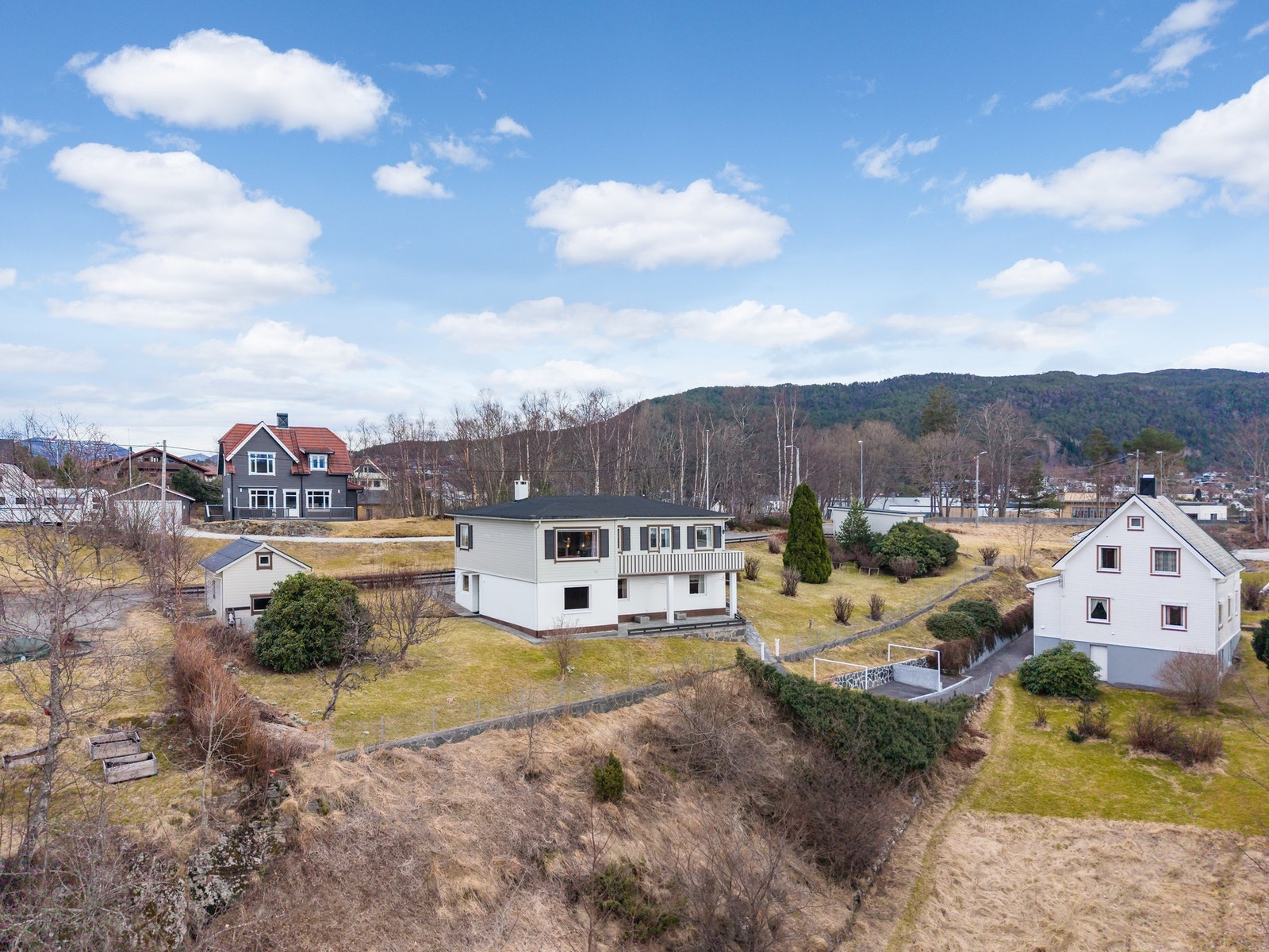 En spesiell og koselig eiendom med beliggenhet nært skole, barnehage, badestrand og turområder. Galleribilde