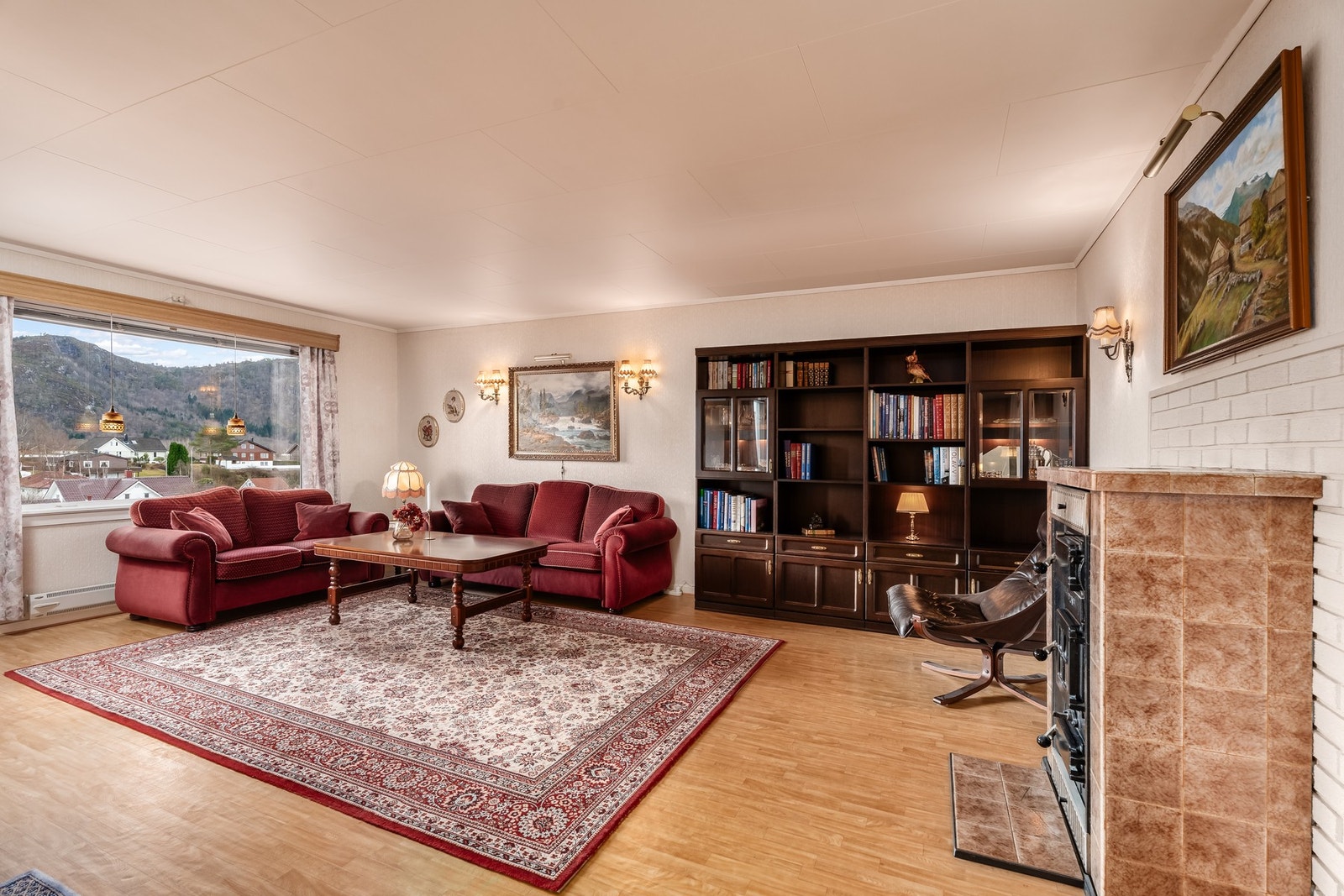 Gode lysforhold til stue og gode muligheter for å innrede på din måte. Galleribilde