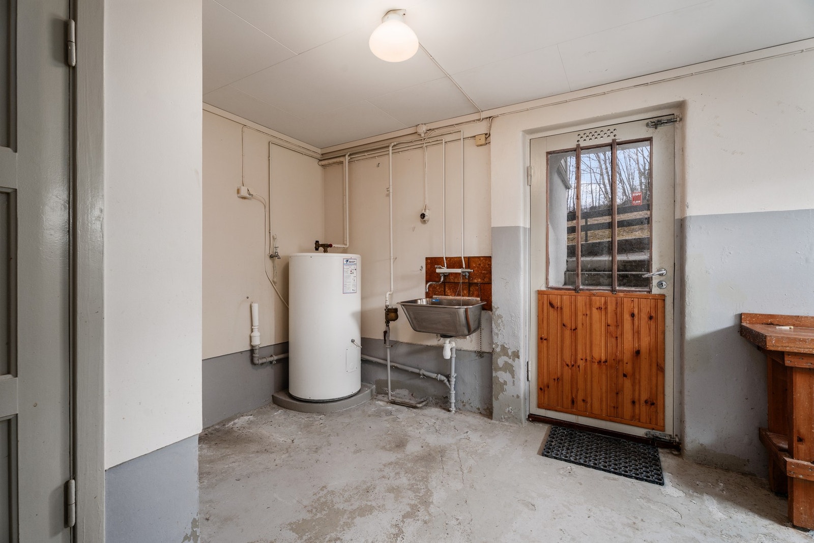 Boligen har eget vaskerom i underetasje av god størrelse. Legg merke til at her er det også egen utgang. Galleribilde