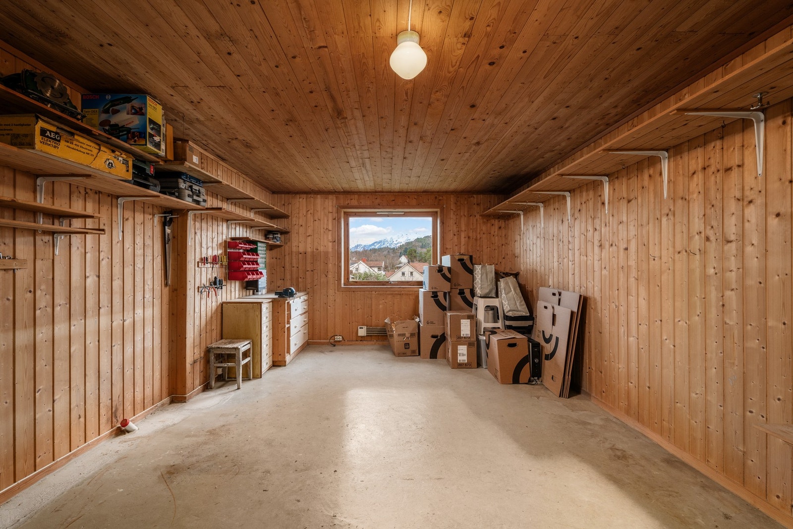 Uinnredet kjeller med fleksibel plass til både hobby og lagring. Galleribilde