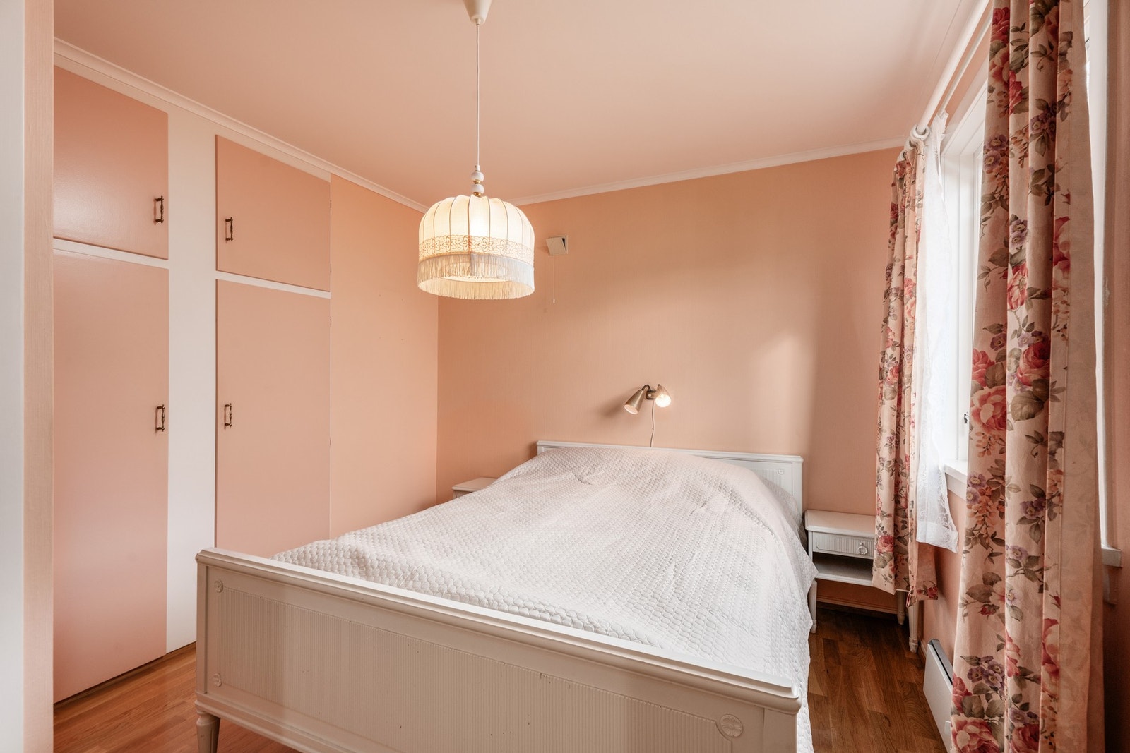 Hovedsoverommet, her også med plassbygde skap og med vindu mot øst. Galleribilde