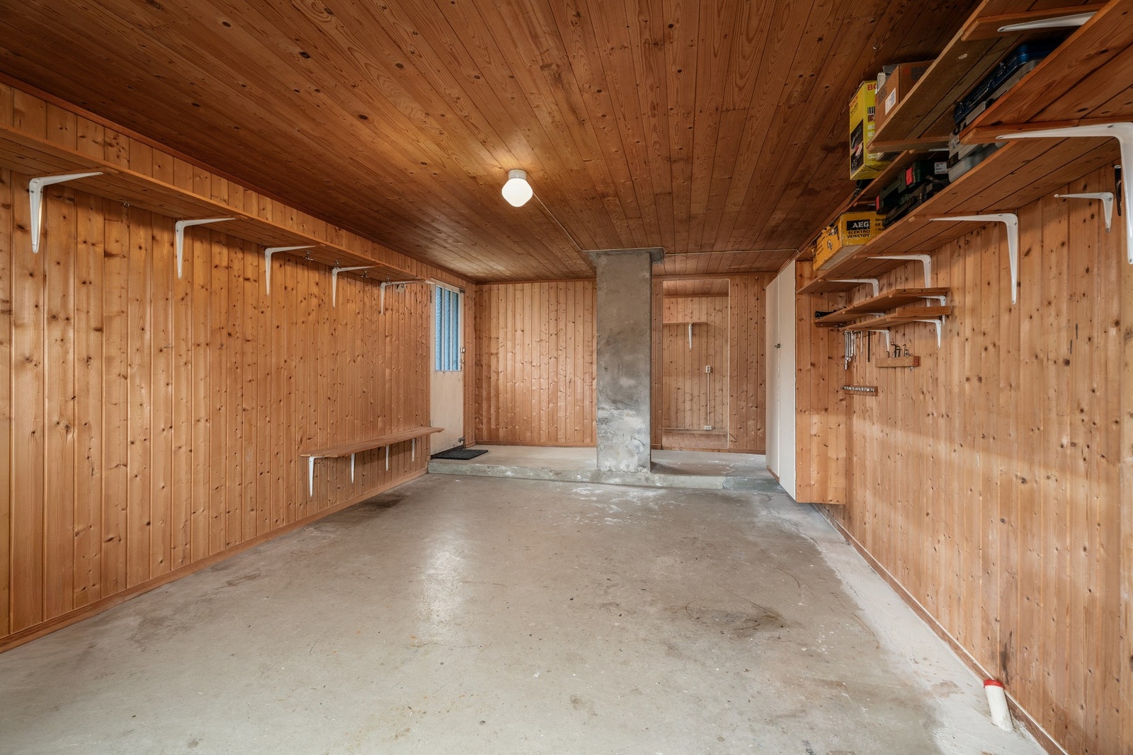 Uinnredet kjeller med egen utgang. Meget praktisk til snekkerbod, lagring av dekk, sportsutstyr eller innredes etter ditt eget ønske. Galleribilde