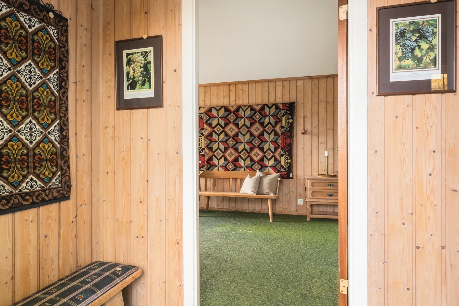 Herfra er det enkel adkomst til de ulike rommene, og planløsningen oppleves som oversiktlig og funksjonell. Galleribilde