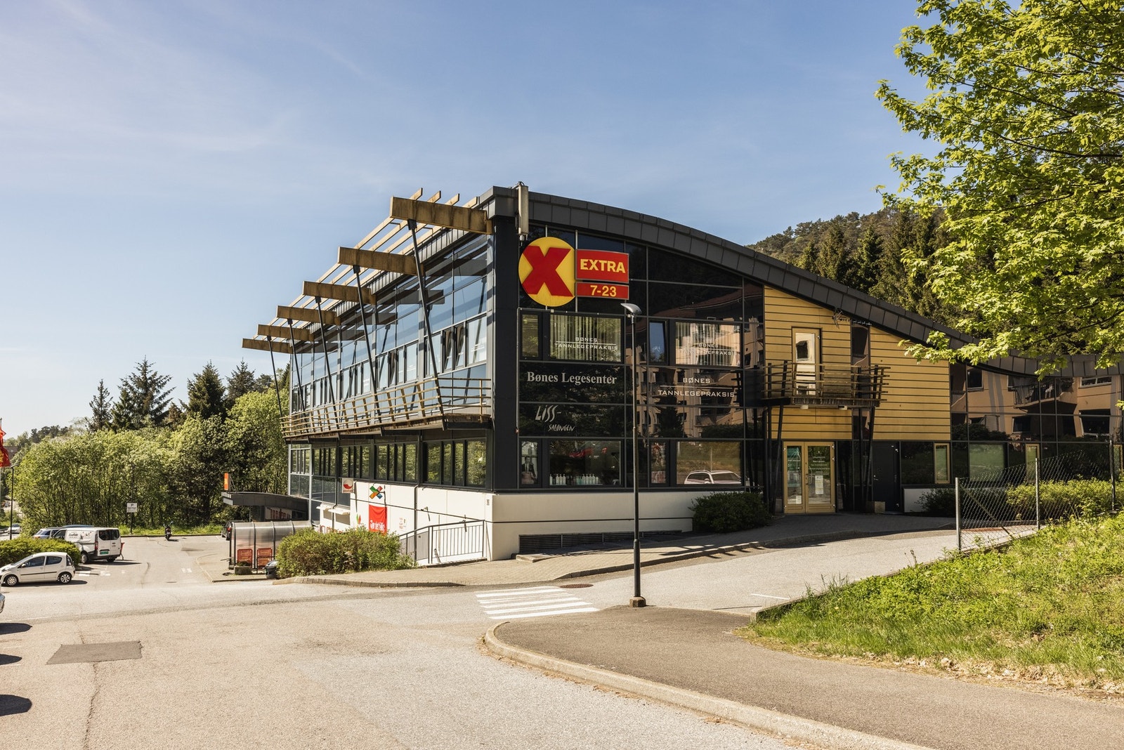 Det er kort vei til de fleste fasiliteter/tilbud, samt dagligvarebutikken Coop Extra. Galleribilde