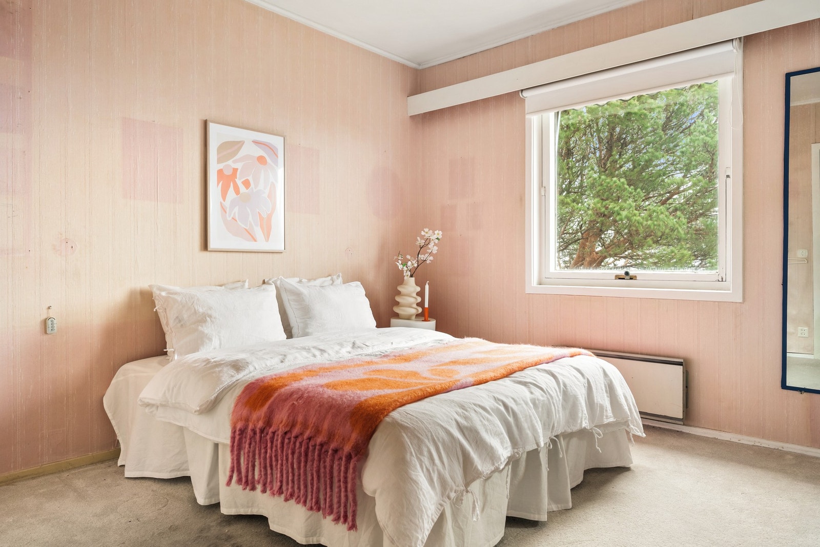 Boligen har to romslige soverom i hovedetasjen. Galleribilde