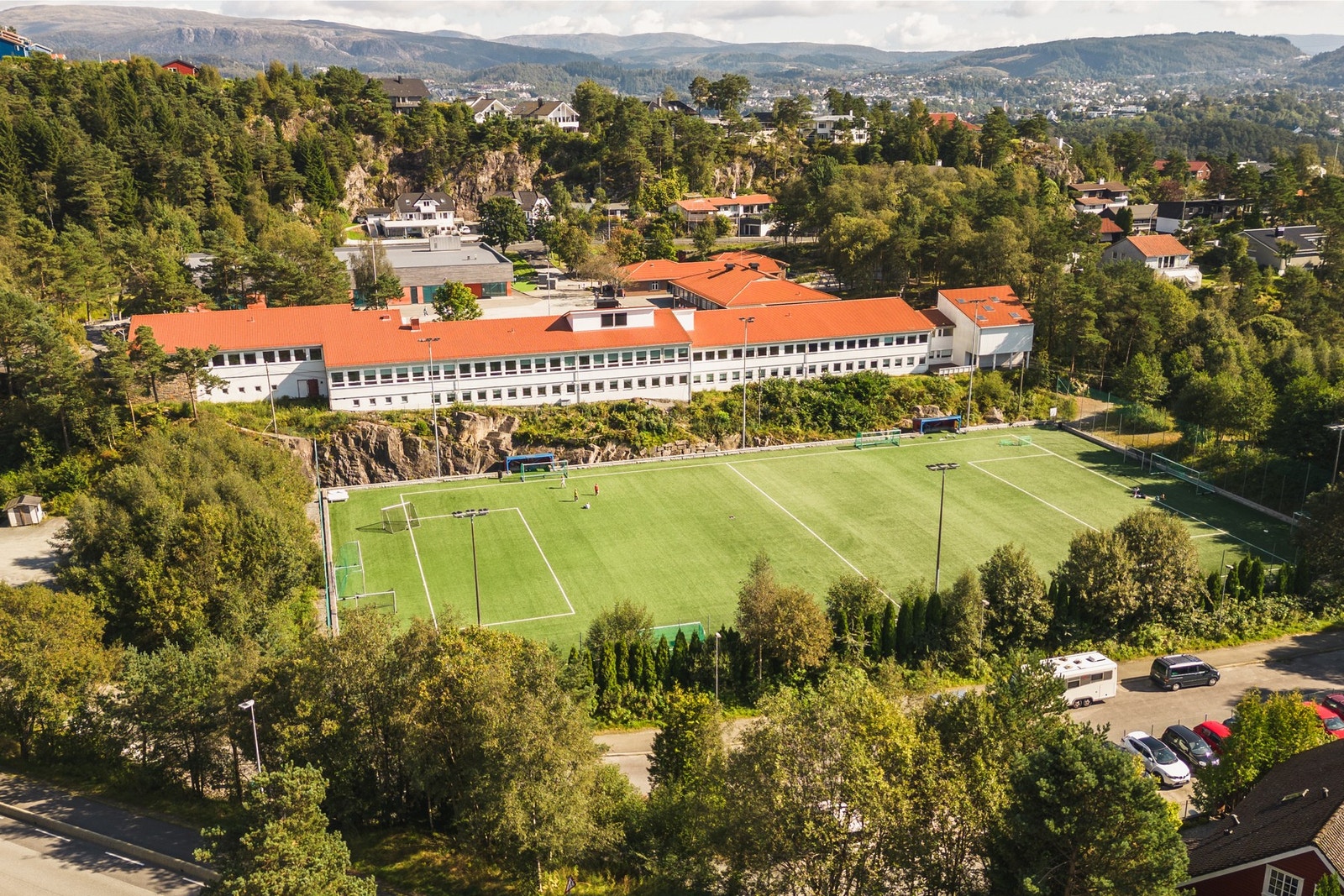 Det er kort vei til barneskolene Bønes skole og Fjellsdalen skole samt flere barnehager. Galleribilde
