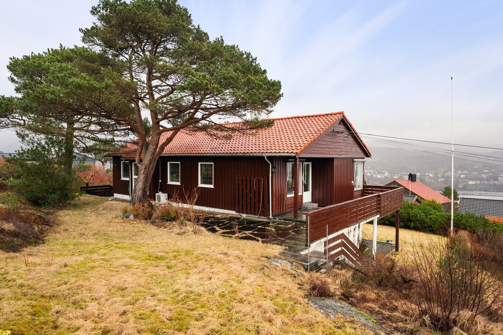 Boligen har en flotte hager på begge sidene av huset. Galleribilde