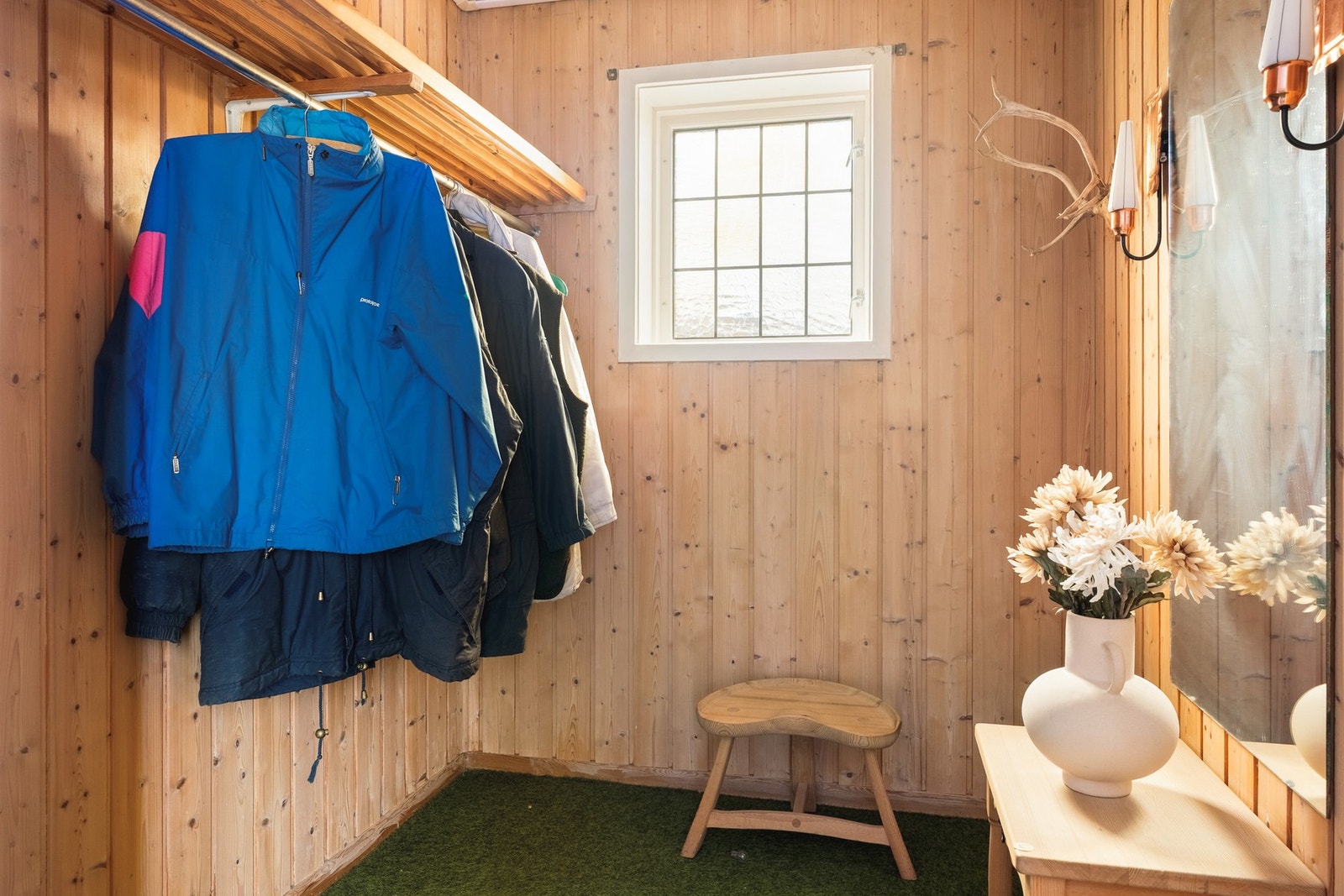 Etasjen har egen entré på ca. 2 kvm som leder inn til en romslig hall med trapp på ca. 21,6 kvm. Galleribilde