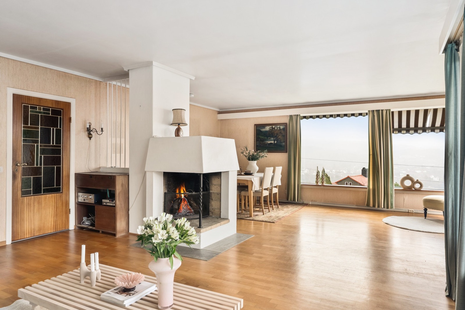 De store vindusflatene slipper inn rikelig med dagslys og gir rommet en lys og luftig atmosfære. Galleribilde