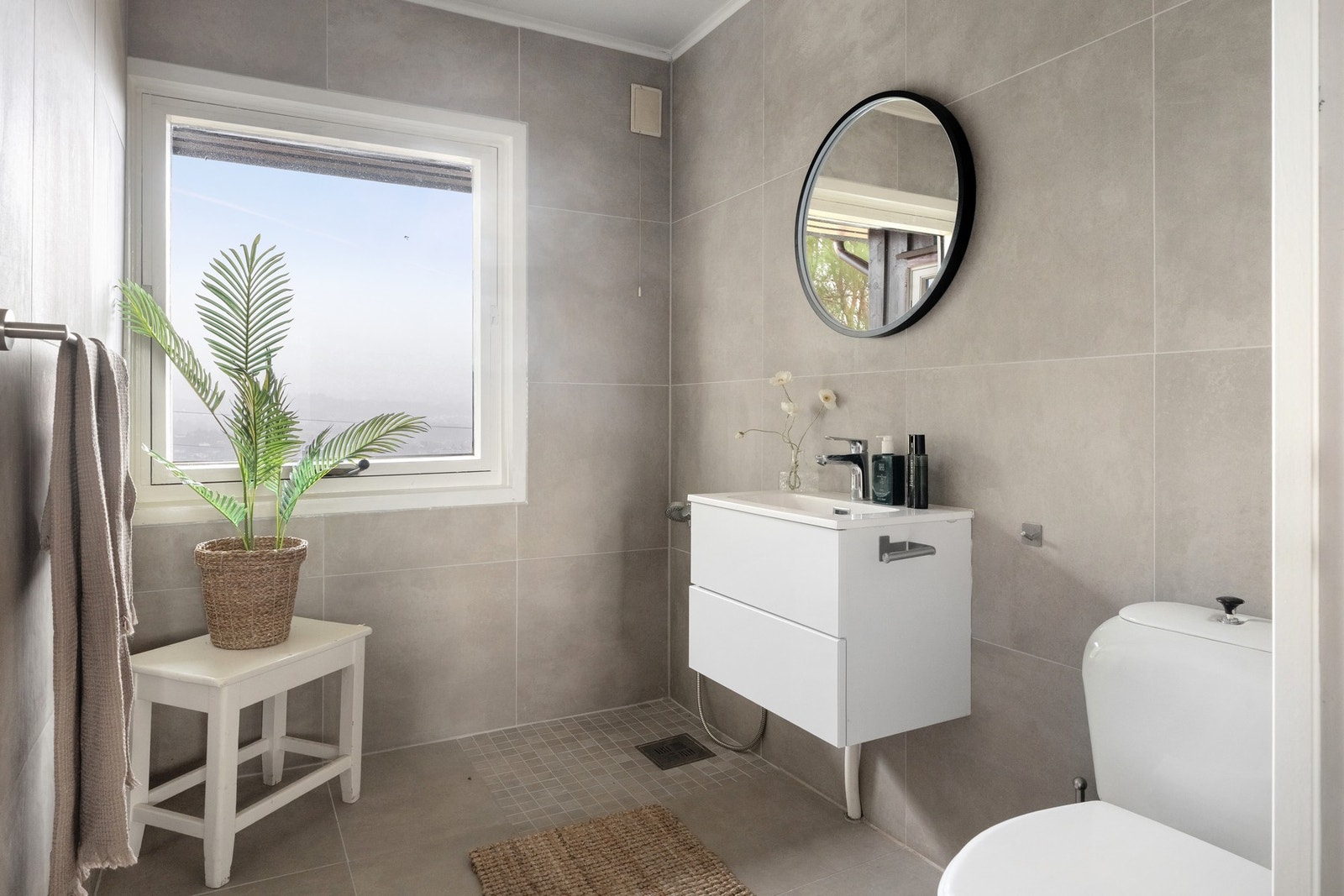 Helfliset bad på 5 kvm med varmekabler i gulvet. Badet er pusset opp i 2025. Galleribilde