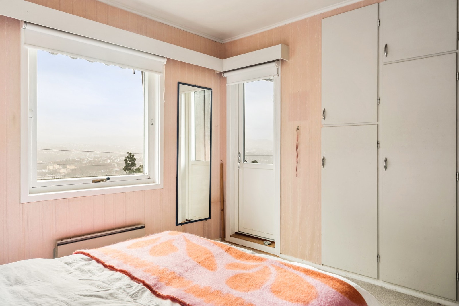 Rommet måler 10 kvm og har utgang til altanen. Galleribilde