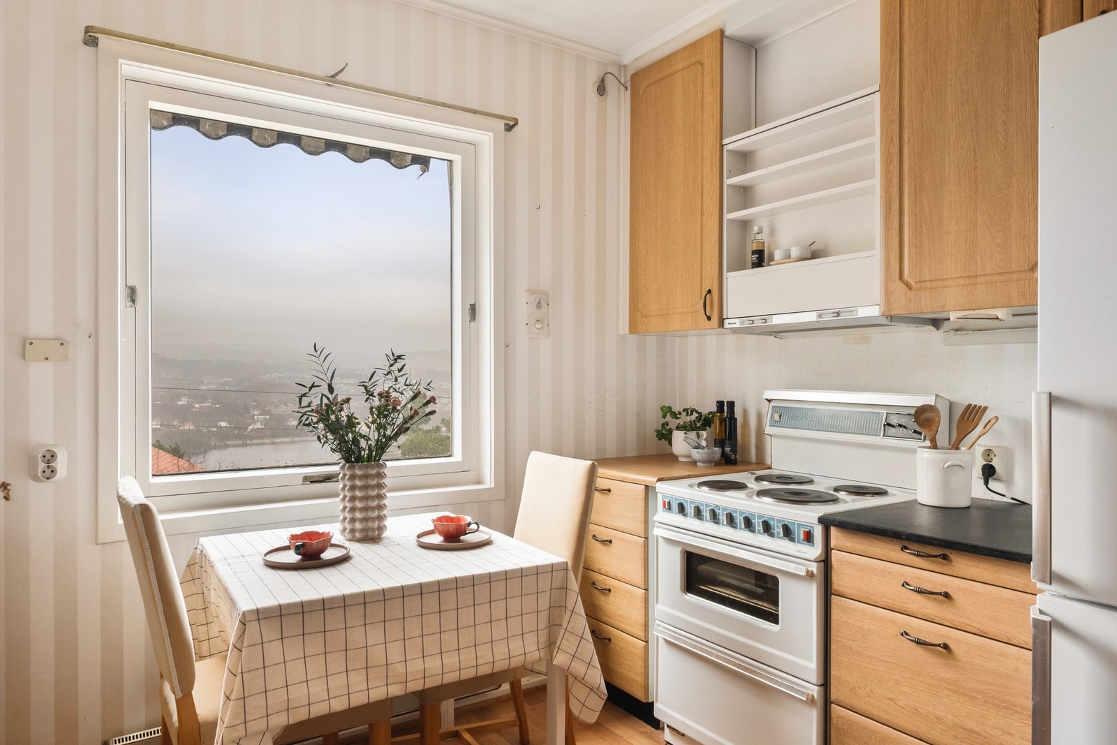 Her er det også plass til et mindre spisebord med idyllisk utsikt. Galleribilde