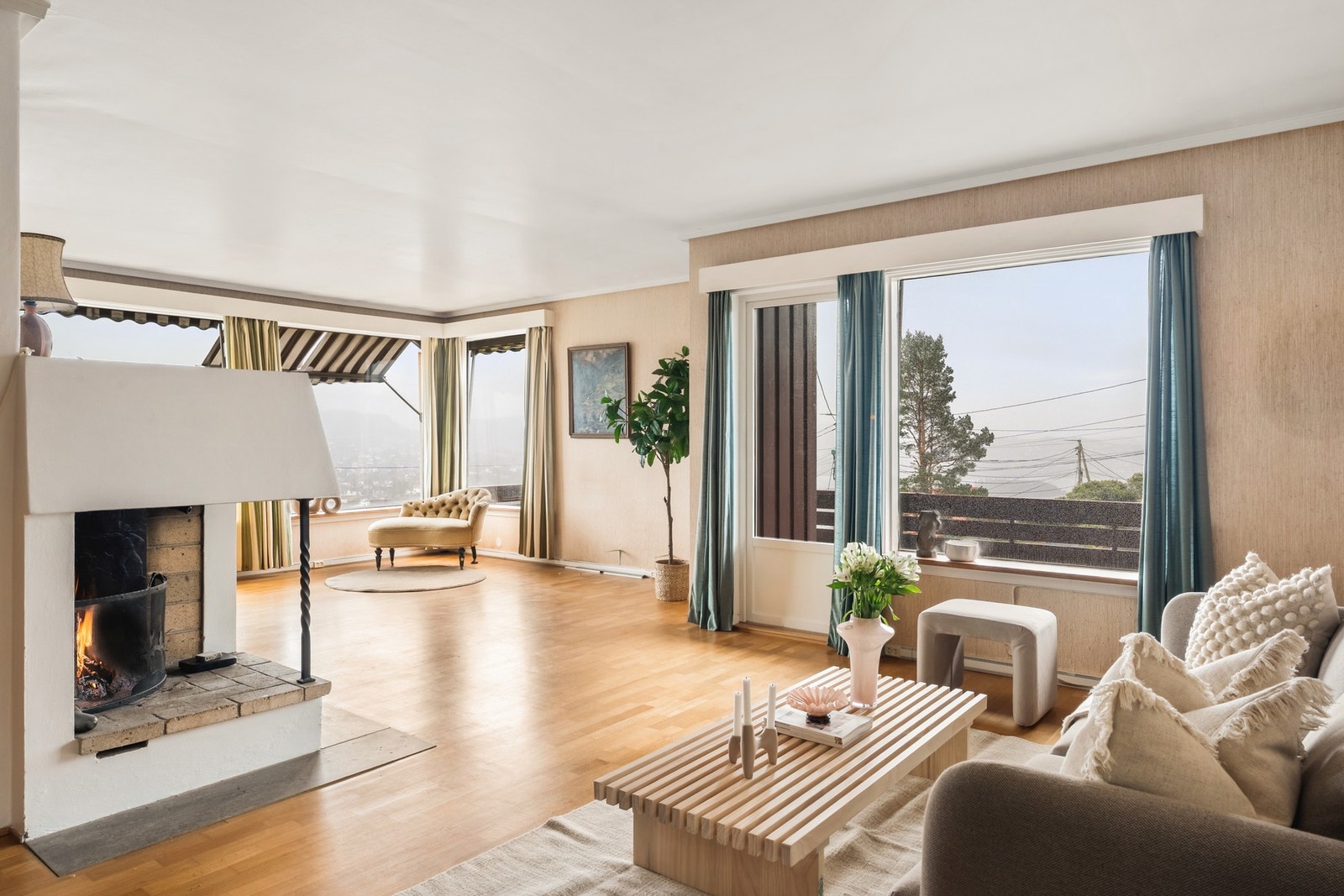 Velkommen til en stor og luftig stue med rikelig lysinnslipp fra store vindusflater. Galleribilde