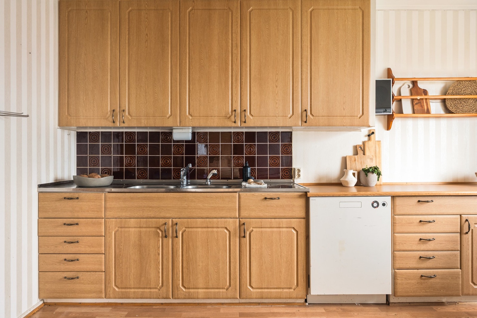 Separat kjøkken med en sosial plassering i tilknytning til stuen Galleribilde