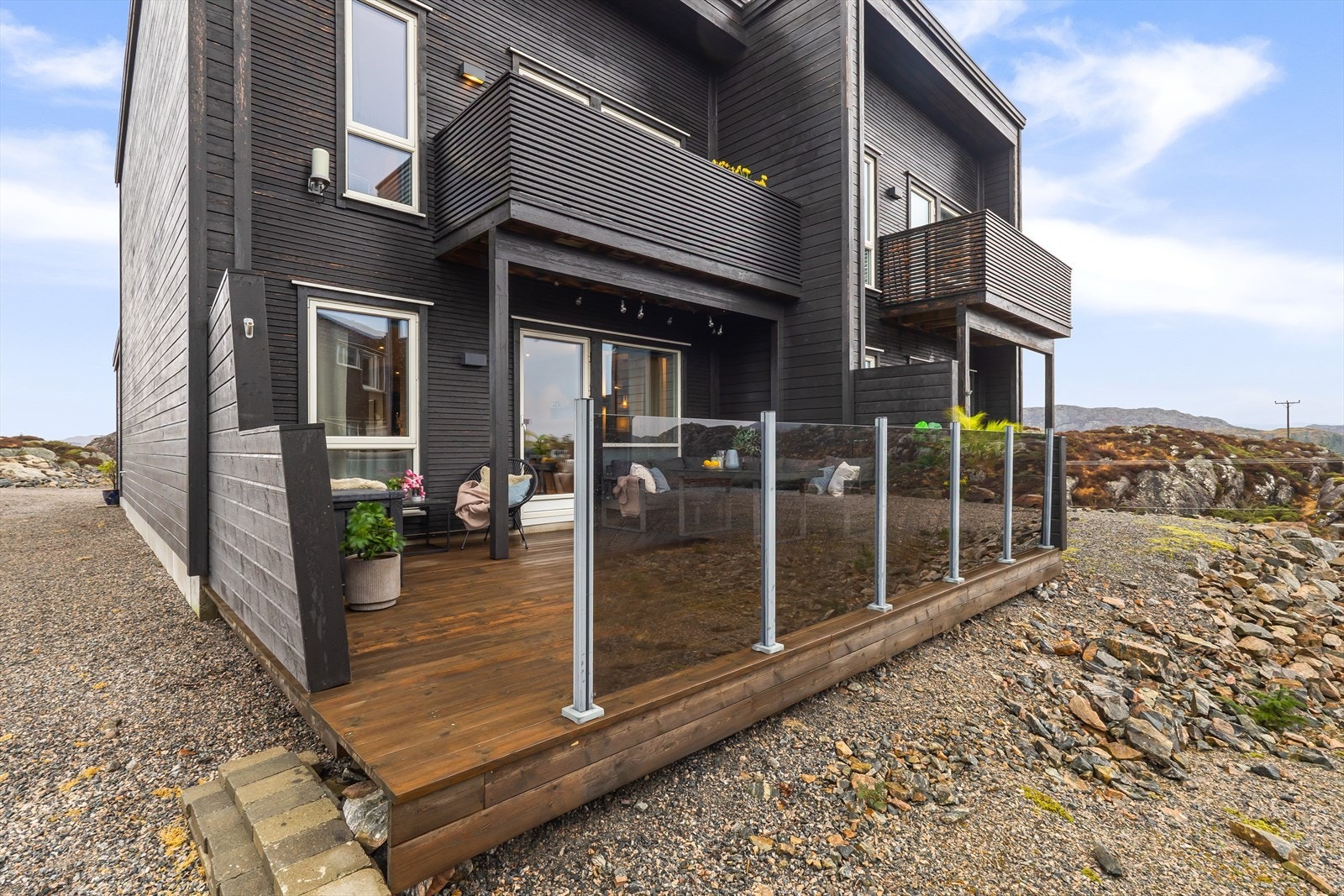 Man kan gå direkte fra terrassen og ut på felles tomt. Galleribilde