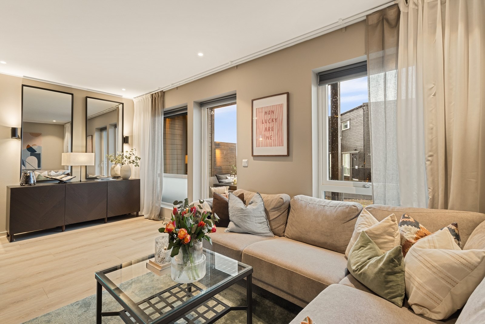 Stuedelen har god plass til romslig sofagruppe, stuebord, TV-møblement og øvrig innredning etter behov. Galleribilde