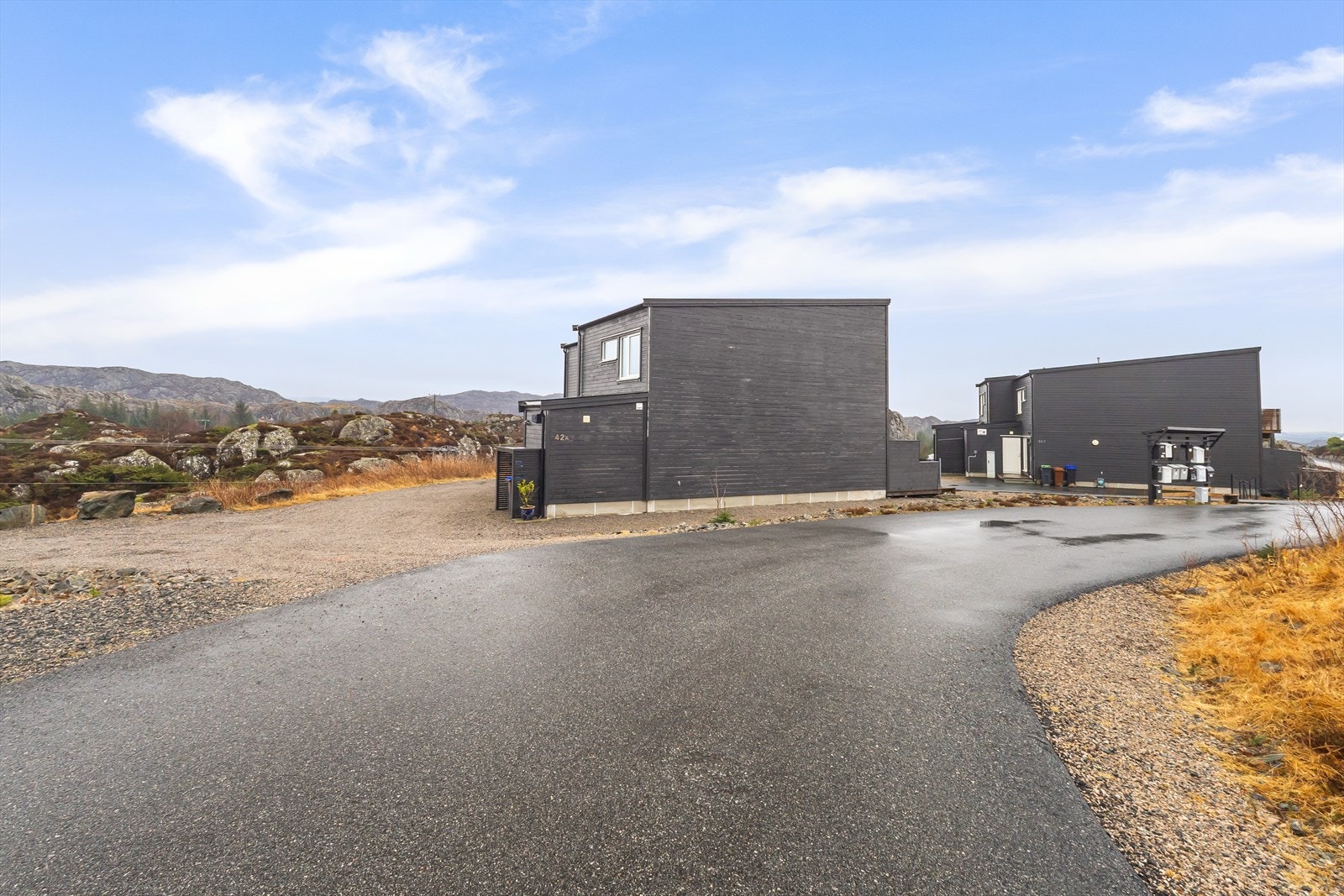 Eiendommen ligger skjermet til uten gjennomgangstrafikk, noe som gir trygge og fredelige omgivelser - perfekt for barnefamilier. Galleribilde