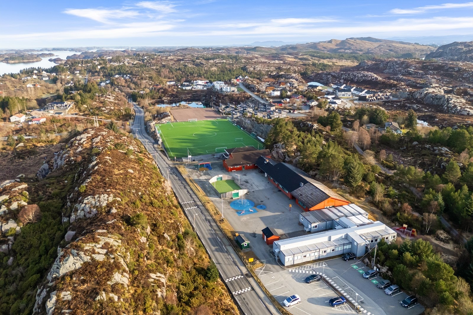 Nærmeste barneskole ligger ca. 1 km unna, og i tilknytning til skolen finnes fotballbane med kunstgress og gode aktivitetstilbud for barn og unge. Galleribilde
