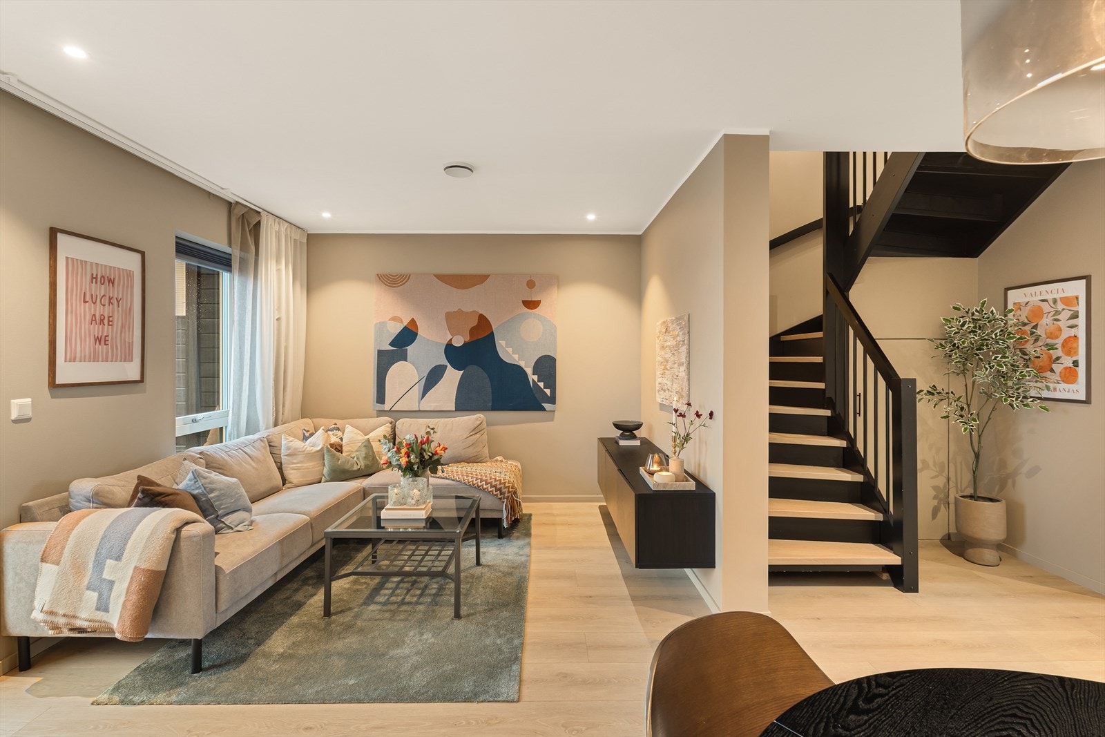 Boligen har en stor og romslig stue- og spisestueløsning hvor rommet er naturlig inndelt i soner. Galleribilde