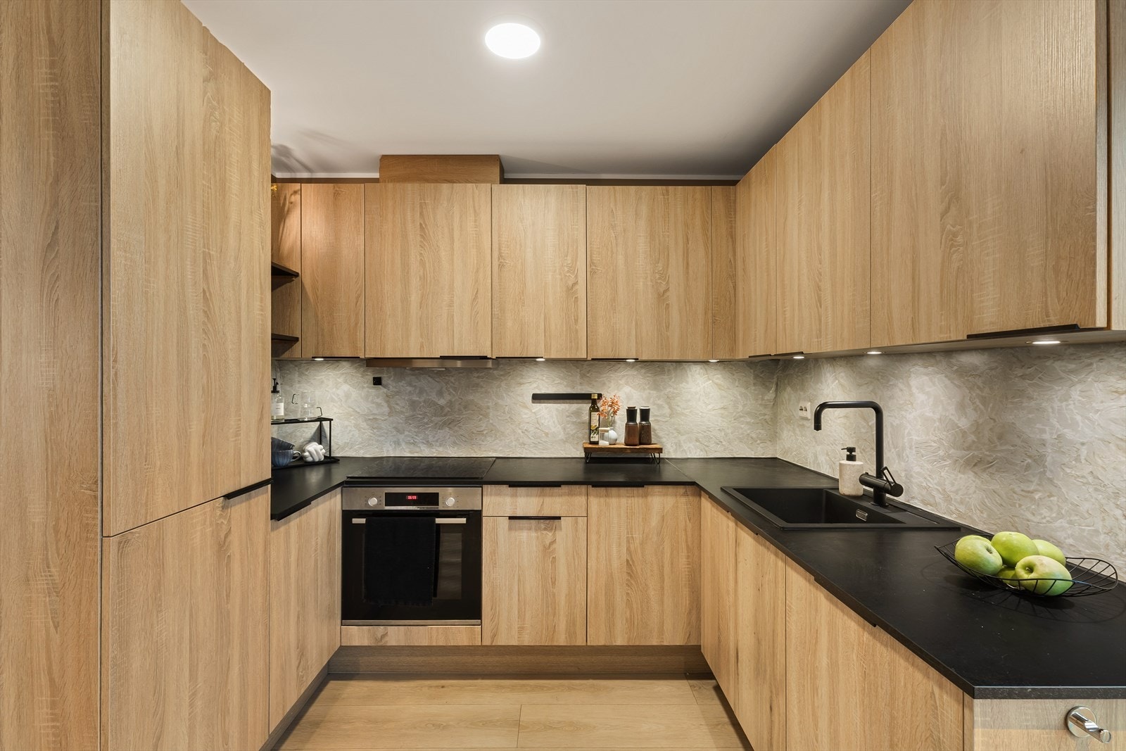 Kjøkkenet er av god størrelse og har rikelig med skap- og benkeplass. Galleribilde