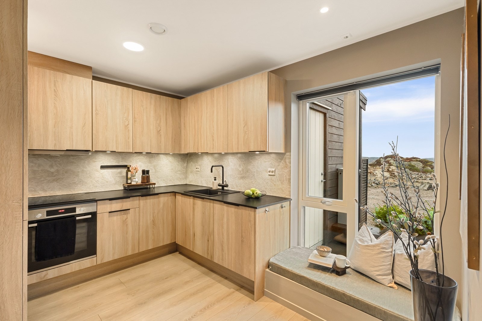 Belysning under overskap gir gode arbeidsforhold. Galleribilde