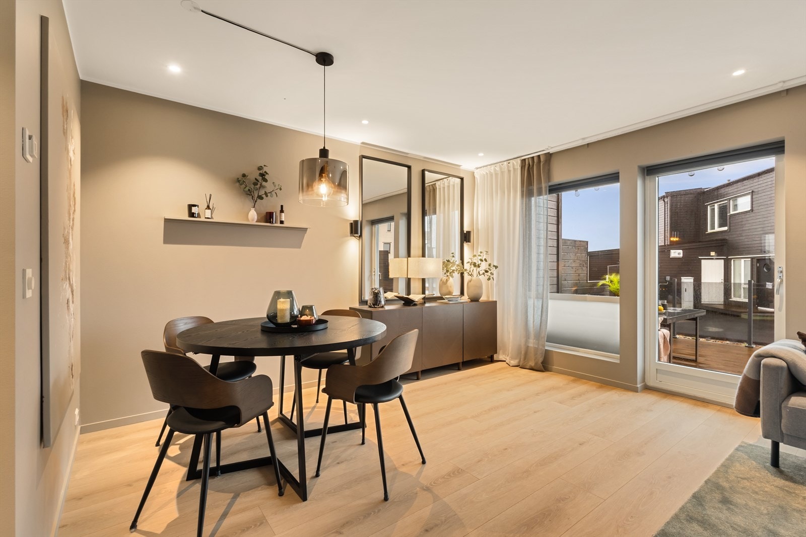 Innfelte downlights i taket gir behagelig og stilren belysning. Galleribilde