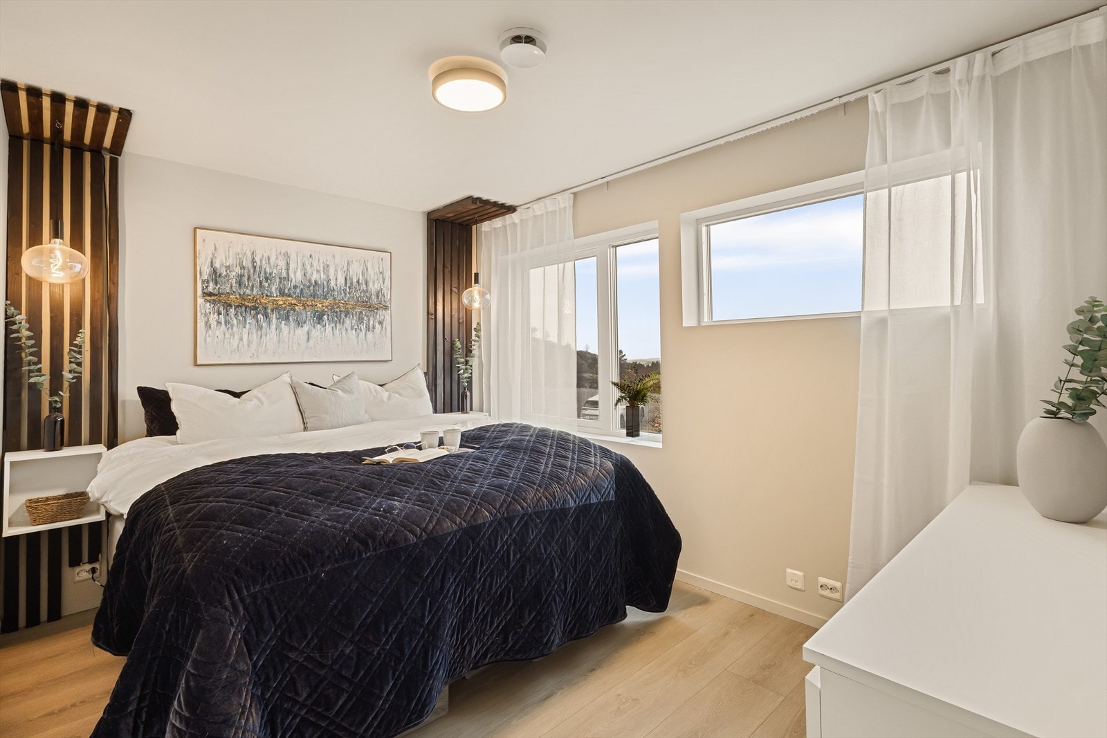 Hovedsoverommet er romslig med plass til dobbeltseng, nattbord og kommode. Galleribilde