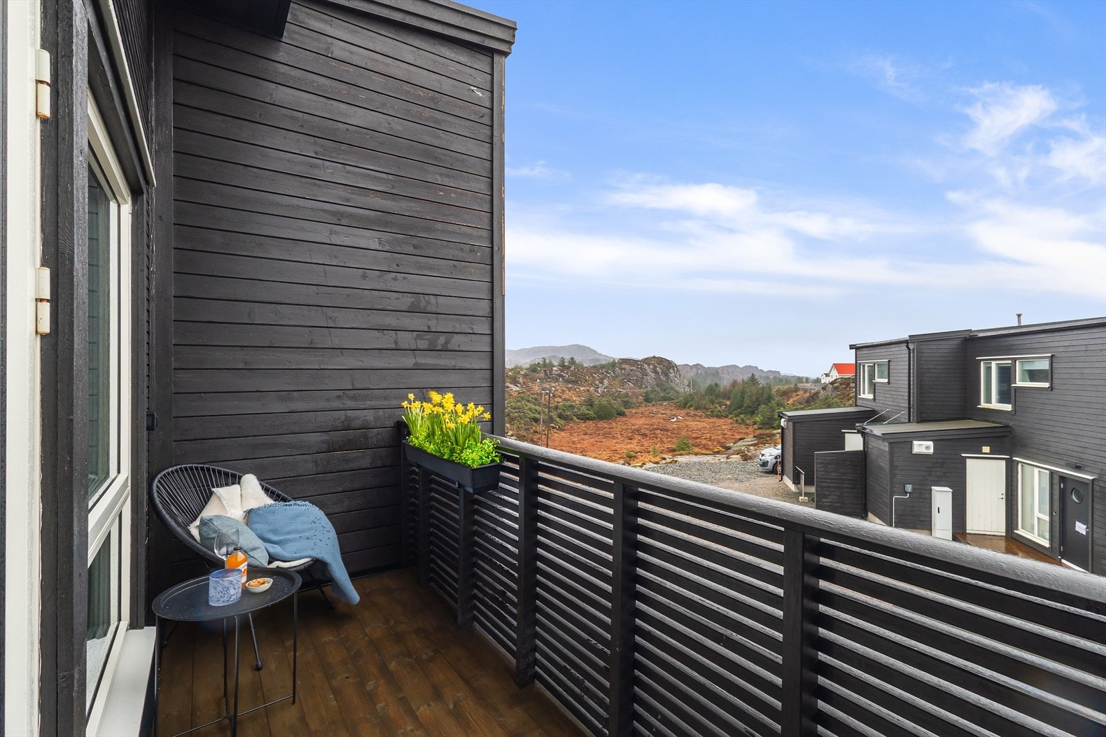 Flott plass å starte dagen med sol og utsikt. Galleribilde
