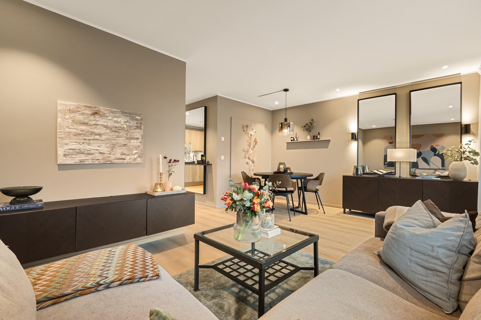 Gulvet har flott laminat, og veggene er malt i tidsriktige farger som skaper et moderne uttrykk. Galleribilde