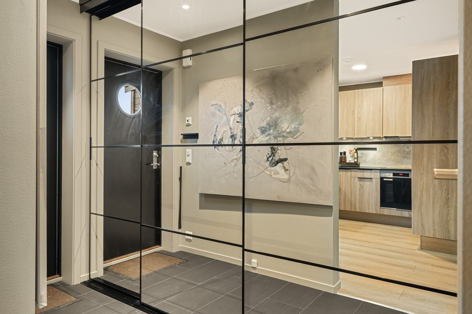 Stor og romslig entré med flislagt gulv og varmekabler som gir god komfort. Galleribilde